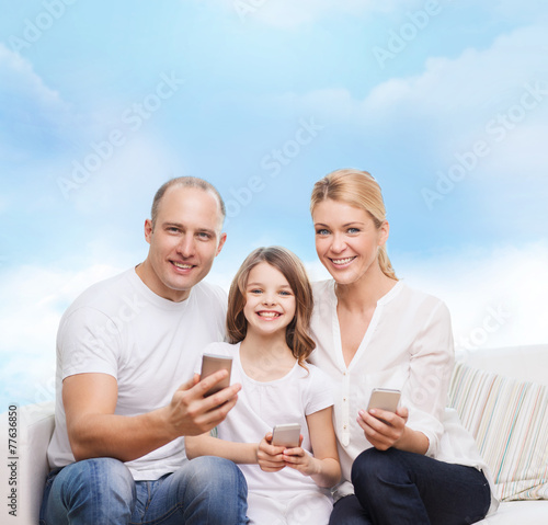 happy family with smartphones © Syda Productions