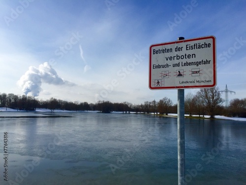 Warnschild vor zu dünnem Eis am See