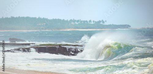 Fototapeta Naklejka Na Ścianę i Meble -  Ocean waves rolling up on shore