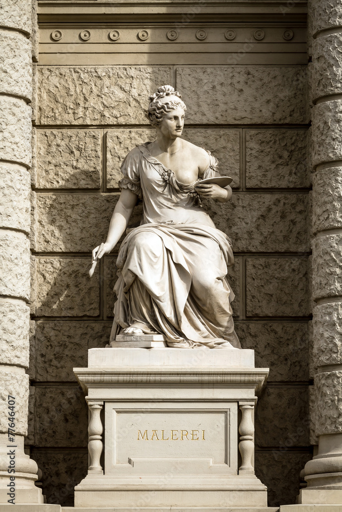 Φωτογραφία Stone sculpture of a woman in the the center of Vienna, Austria