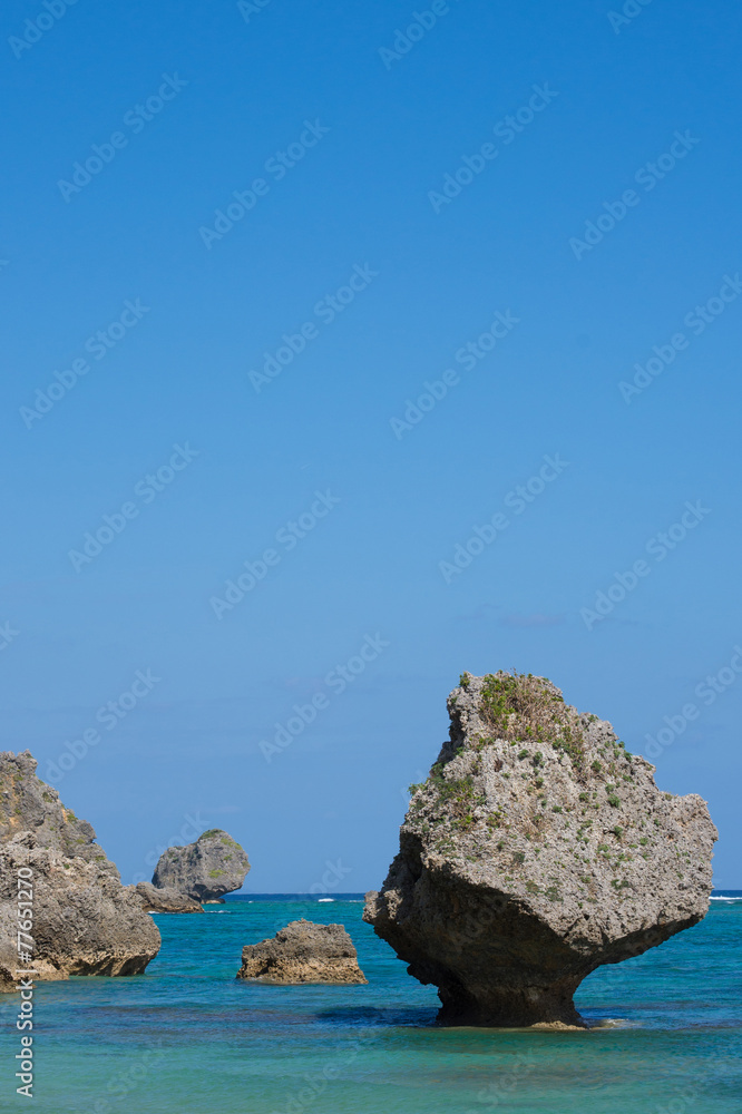 沖縄の海・奇岩のある風景