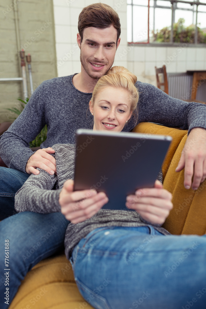 modernes paar schaut zuhause auf tablet-pc modernes paar schaut zuhause auf tablet-pc