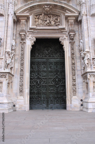 porte en bronze de la cathédrale de Milan © Pascal06