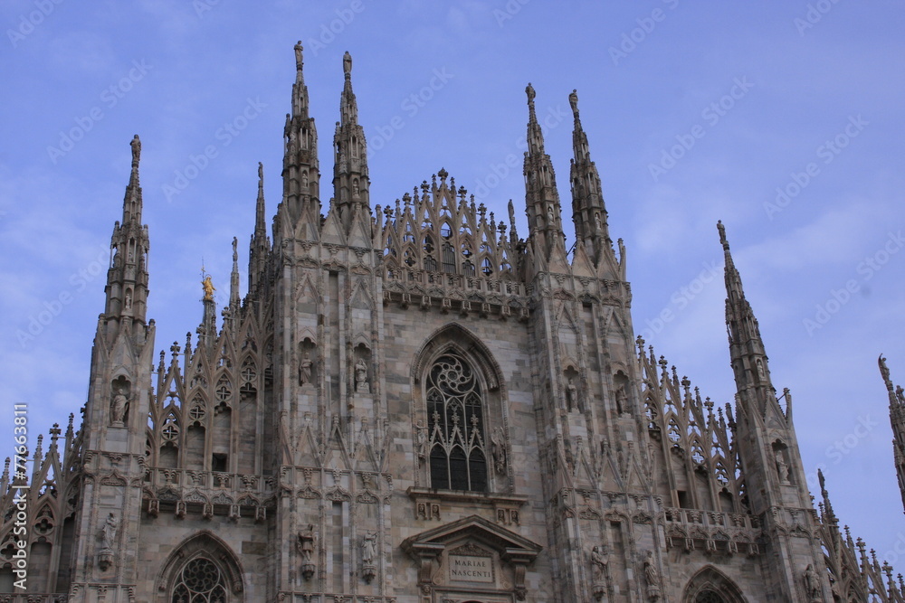 le haut de la façade du Duomo de Milan