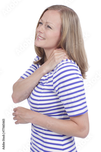 Frau mit Schulterschmerzen