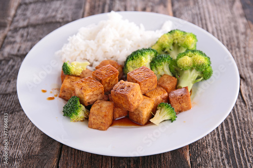 tofu,rice and broccolis