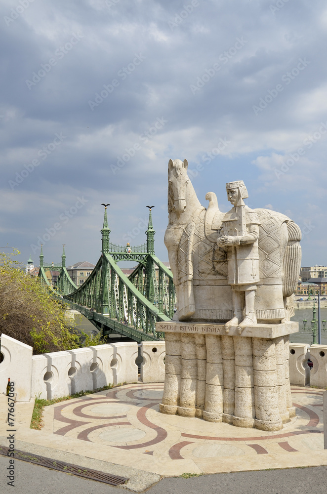 Ponte della Libertà  e statua di Stefano primo D'Ungheria, Buda