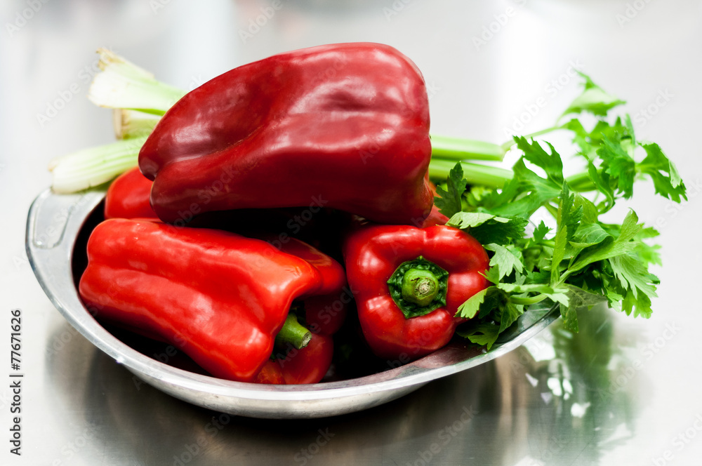 Peperoni e prezzemolo in cucina Peperoni e prezzemolo in cucina