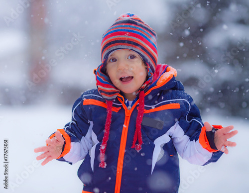 Bimbo gioca sotto la neve photo