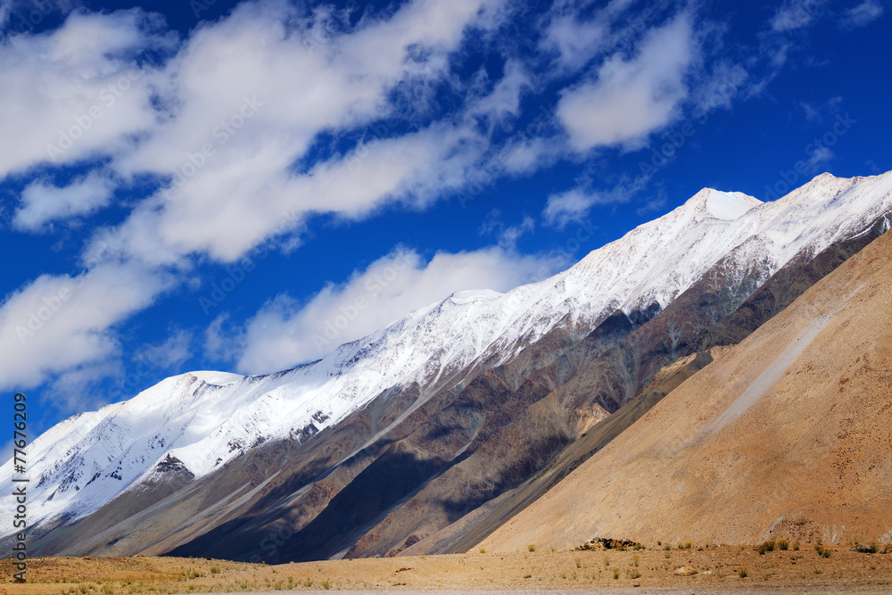 Fototapeta premium Snow peak mountains of Ladakh, Jammu and Kashmir, India