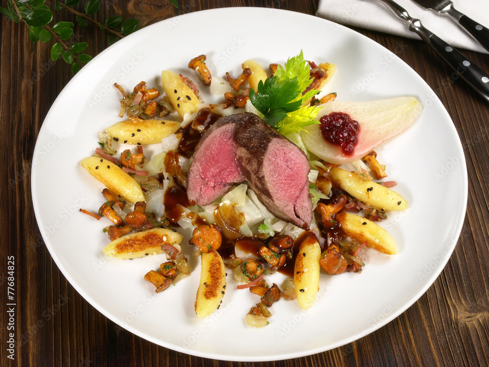 Rehrücken mit Schupfnudeln und Pfifferlinge Rehrücken mit Schupfnudeln und Pfifferlinge