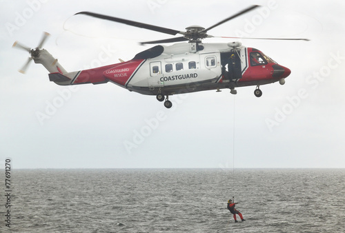 Fototapeta Zespół helikoptera ratownictwa przybrzeżnego w akcji. Szkocja UK