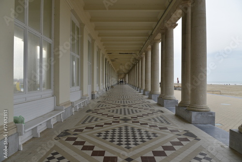Fototapeta Les Galeries Royales avec ses mosaïques et ses colonnades
