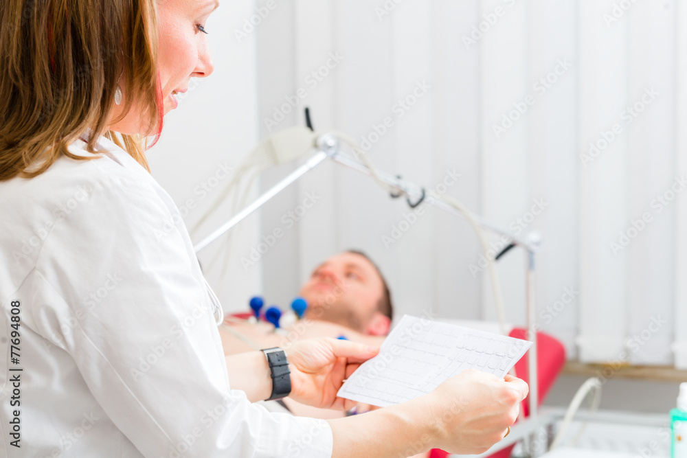 Doktor kontrolliert Patient EKG in Arztpraxis Doktor kontrolliert Patient EKG in Arztpraxis