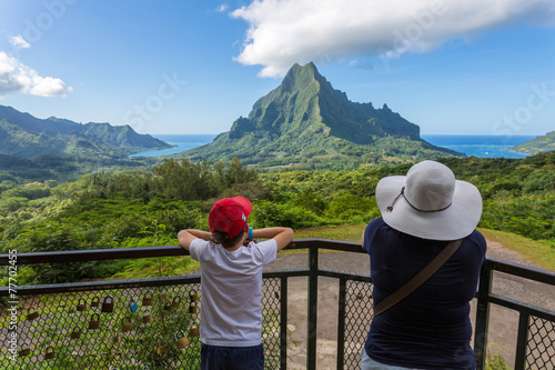 Famille contemplant l'île de Moorea