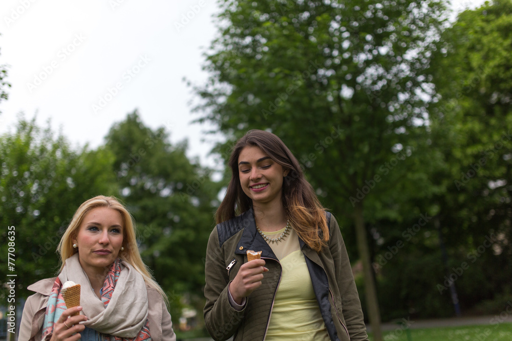 Fototapeta premium Freundinnen in der Stadt