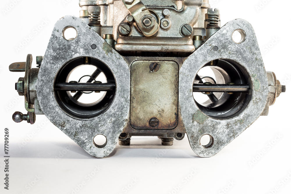 the carburetor with its valves of the combustion engine