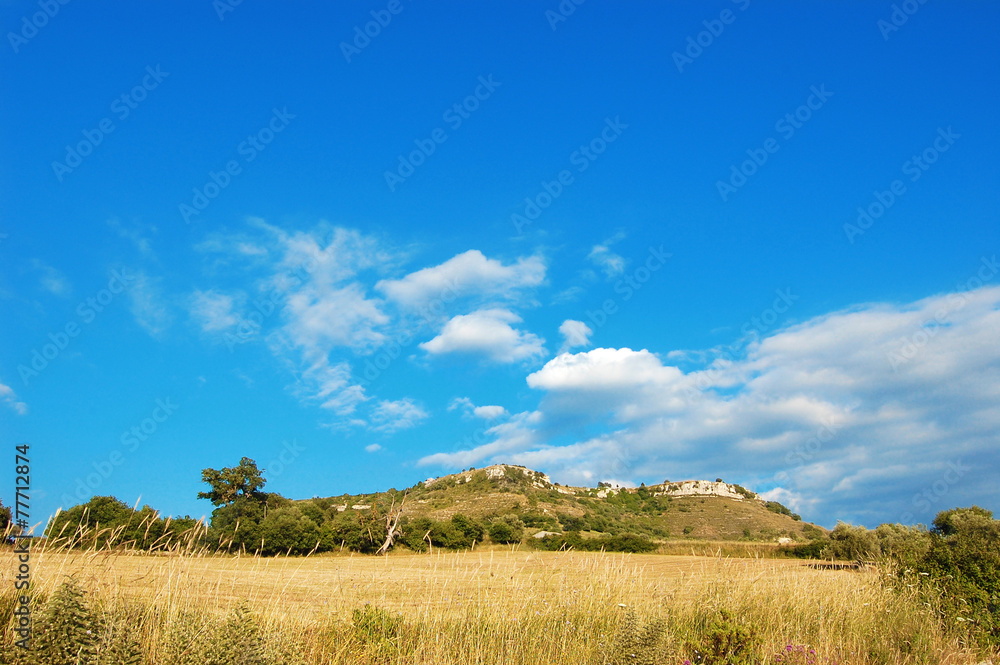 Panorama con collina e nuvole nel cielo