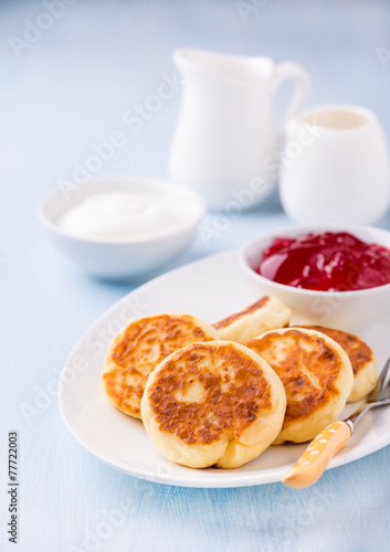 Cottage cheese pancakes with currant jam and sour cream