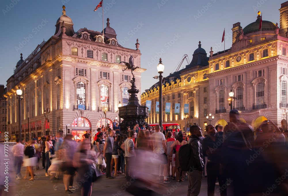 LONDON, UK - AUGUST 22, 2014: Piccadilly Circus in night.  - obrazy, fototapety, plakaty 