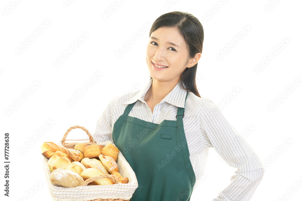 パンを持つ笑顔の女性