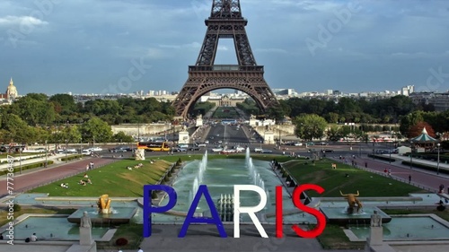 Testo Parigi che si forma davanti alla torre Eiffel photo