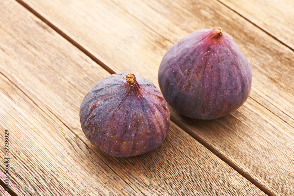 Fototapeta premium Fresh figs on wooden table