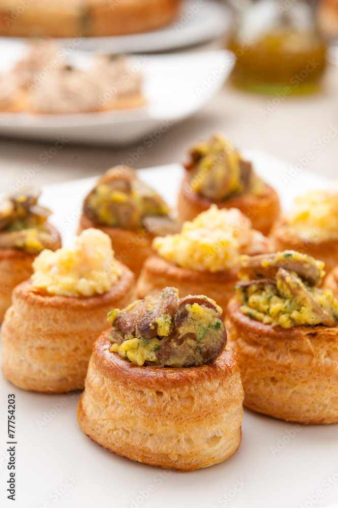 Vol-au-vent di pasta sfoglia ripieni