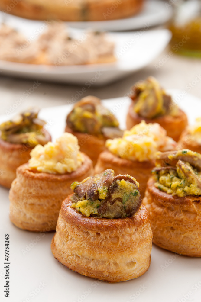 Vol-au-vent di pasta sfoglia ripieni Vol-au-vent di pasta sfoglia ripieni
