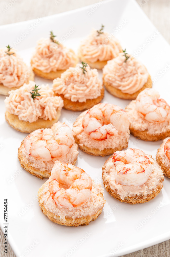 Crostini con spuma di salmone affumicato e  con  gamberetti