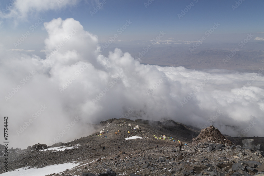 Blick auf das Ararat-Hochlager in Wolken
