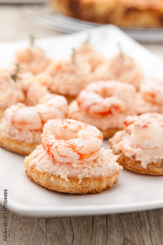 Crostini con spuma di salmone affumicato e con gamberetti Crostini con spuma di salmone affumicato e con gamberetti