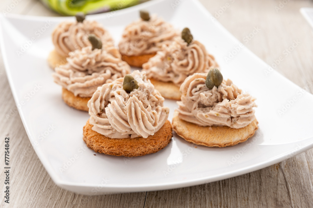Crostini con spuma di tonno Crostini con spuma di tonno