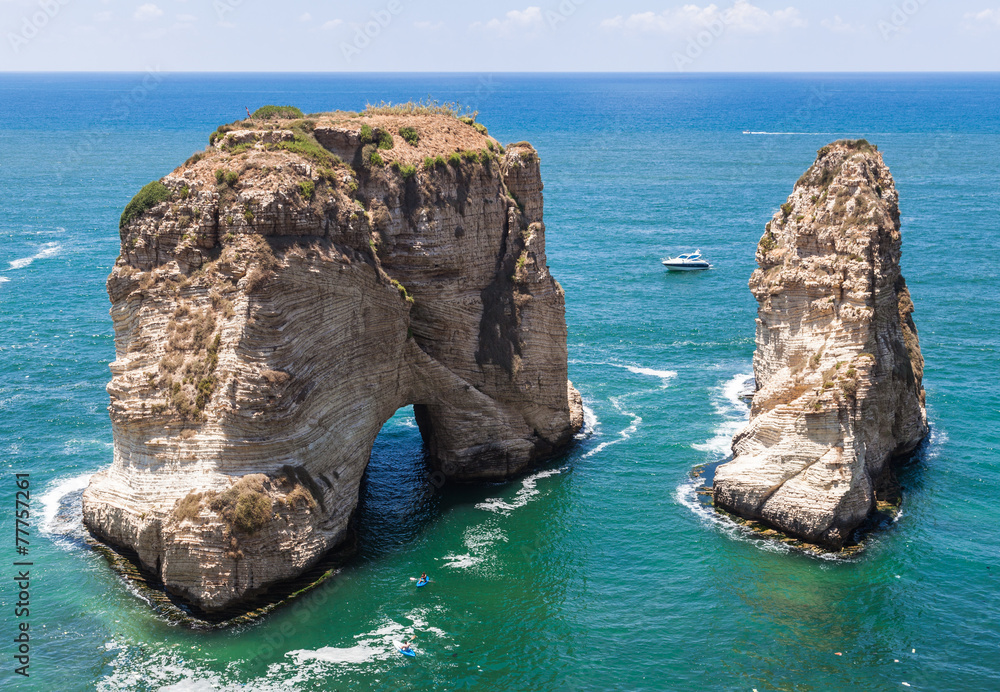 Naklejka premium Wapienna wyspa Pigeons 'Rock w Bejrucie w Libanie