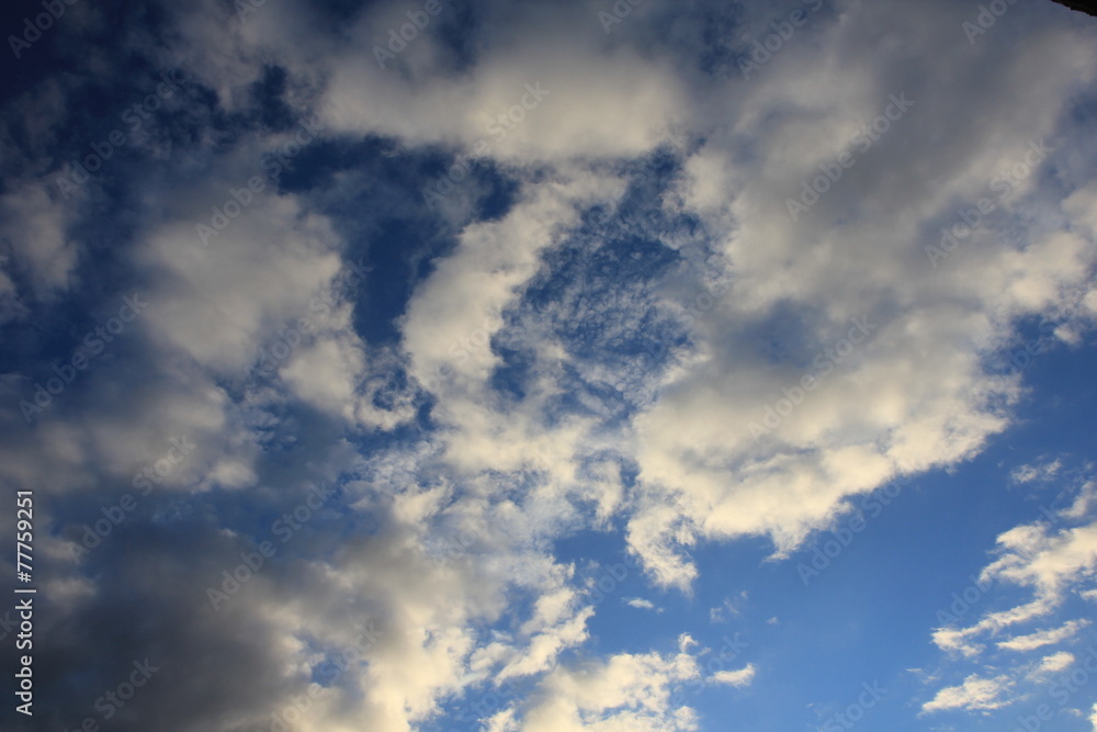Fototapeta premium Wolken bei sonnigem Himmel