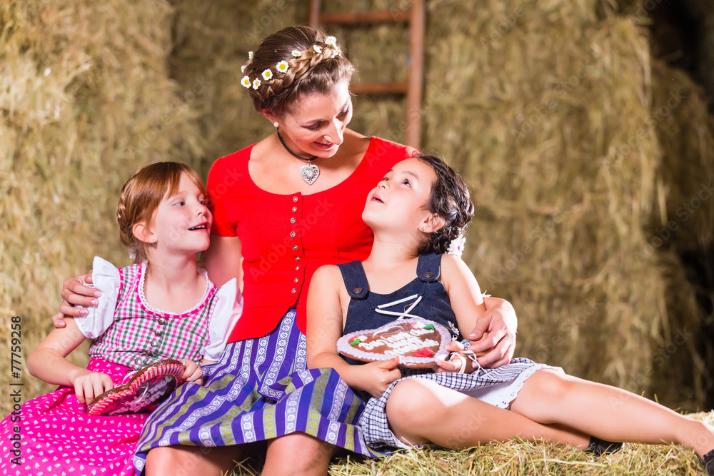 Bayrische Familie sitzt auf Heuboden StockFoto Adobe Stock