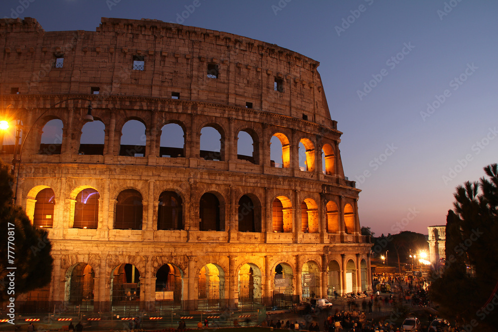 Fototapeta premium Colosseum bei Nacht
