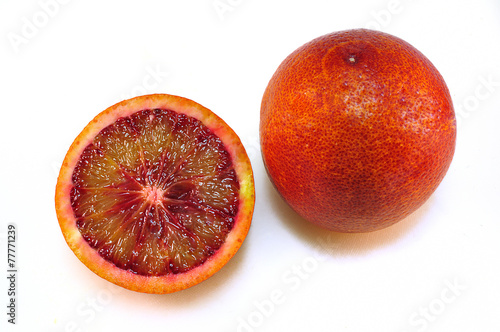 Orange sanguine coupée sur un fond blanc