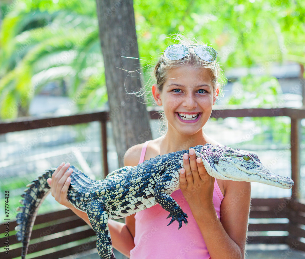 Naklejka premium Girl with crocodile.