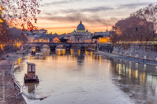 Fototapeta Watykan i rzeka Tevere w Rzymie o zmierzchu