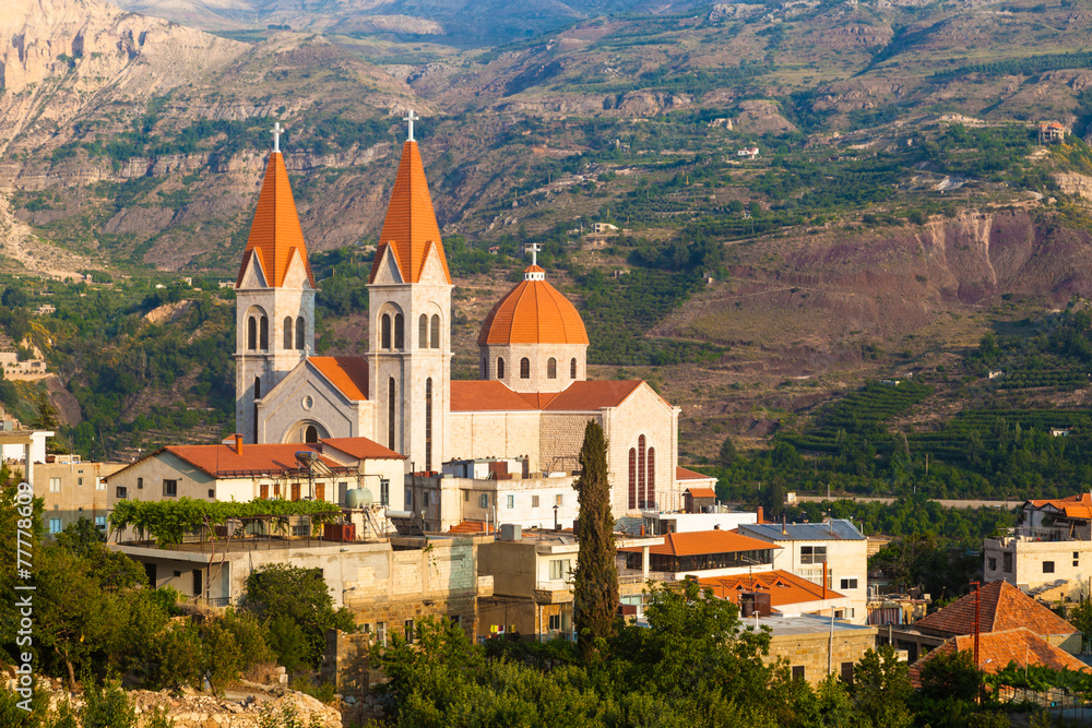 Fototapeta premium Piękny kościół w Bsharri, dolinie Qadisha, Liban