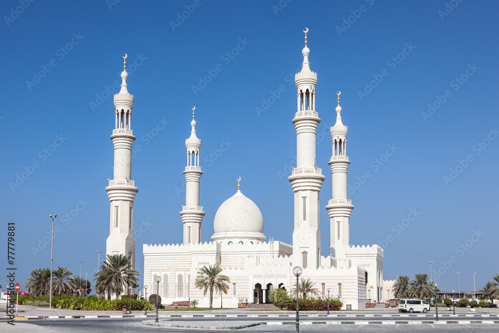 Naklejka premium Biały meczet w Ajman, Zjednoczone Emiraty Arabskie