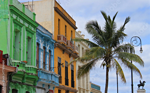 Canvas Print bright building in Havana street