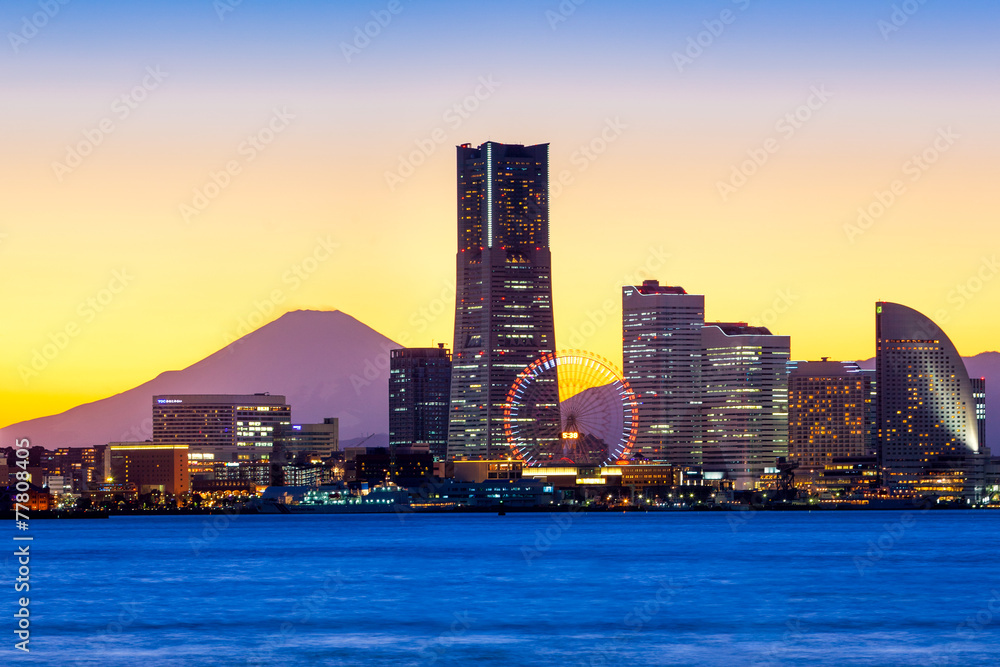 Obraz premium Yokohama Minato Mirai Skyline mit Mount Fuji und Landmark Tower
