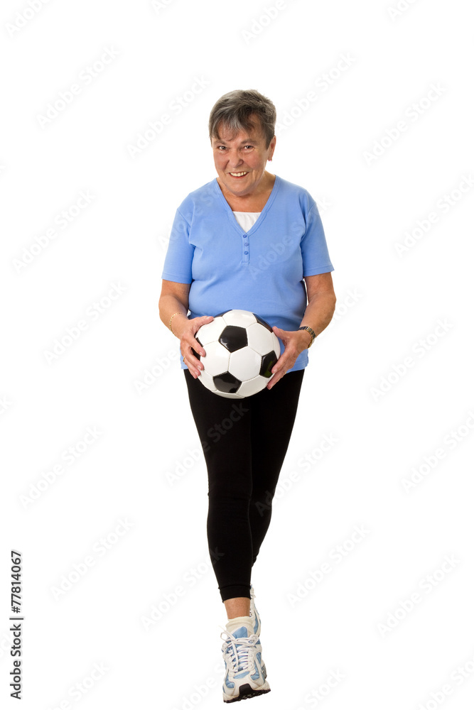 Seniorin läuft mit Fußball Seniorin läuft mit Fußball