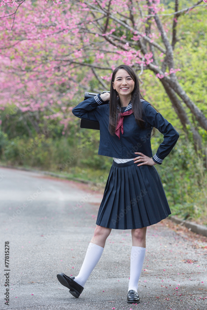 桜をバックに立つ女子学生 桜をバックに立つ女子学生