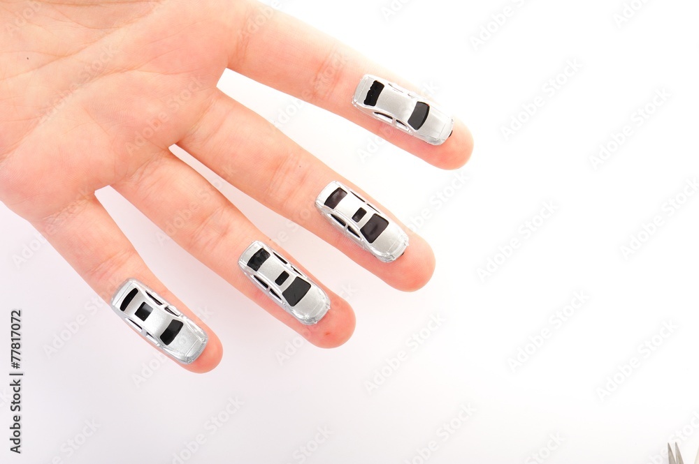 人間の手のひらを走っているたくさんの車 人間の手のひらを走っているたくさんの車