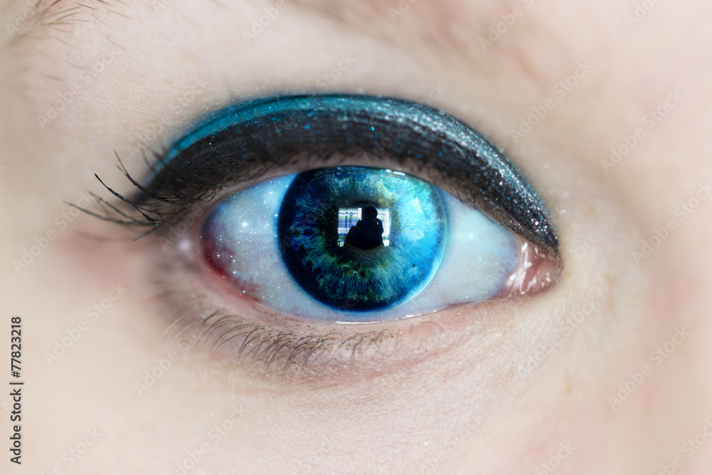 Fototapeta premium earth on eye woman