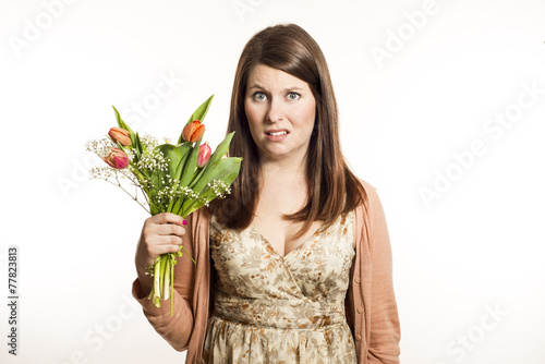 Mädchen ist nicht erfreut über Blumenstrauß