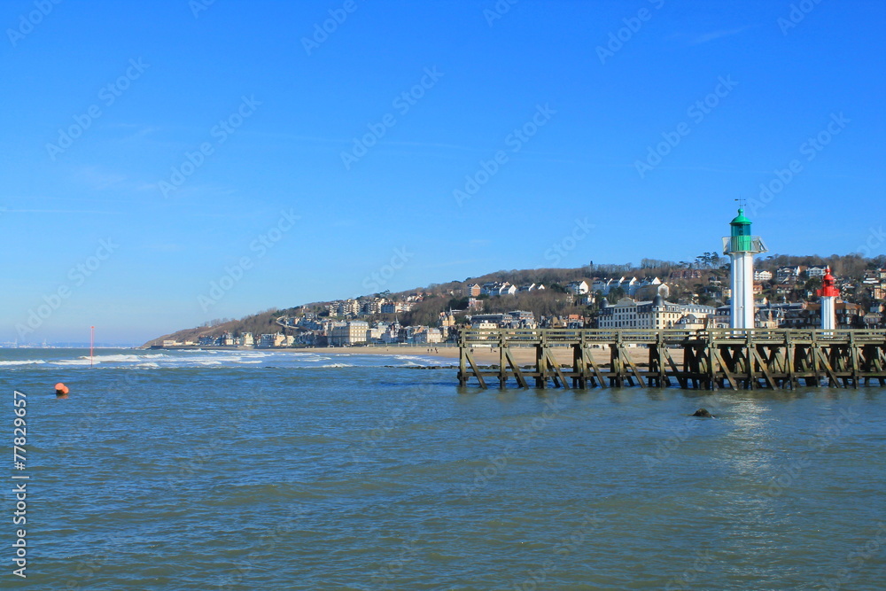 Phare et plage de Deauville, France